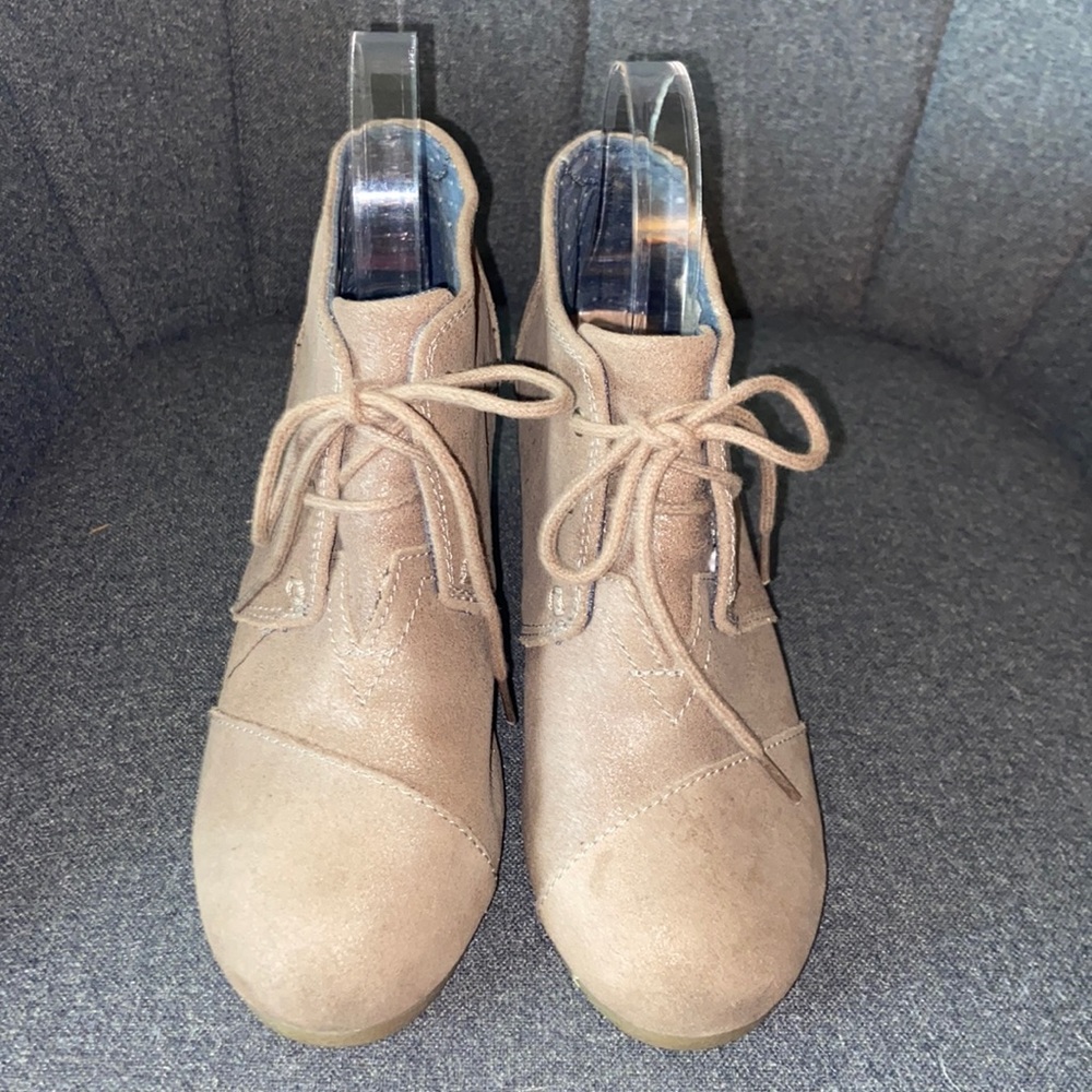 TOMS Wedge Tan Ankle Booties Size 7